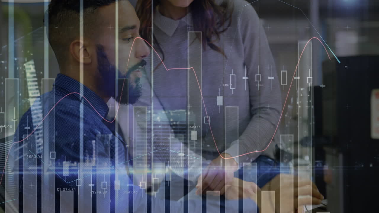 animación de gráficos y paisaje urbano iluminado en diversos compañeros de trabajo discutiendo informes en la computadora