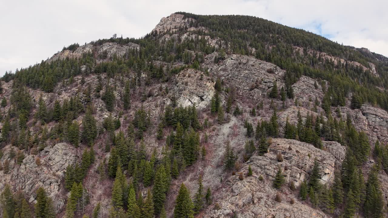 Vista aerea di un versante montano roccioso a Whitefish, Montana.