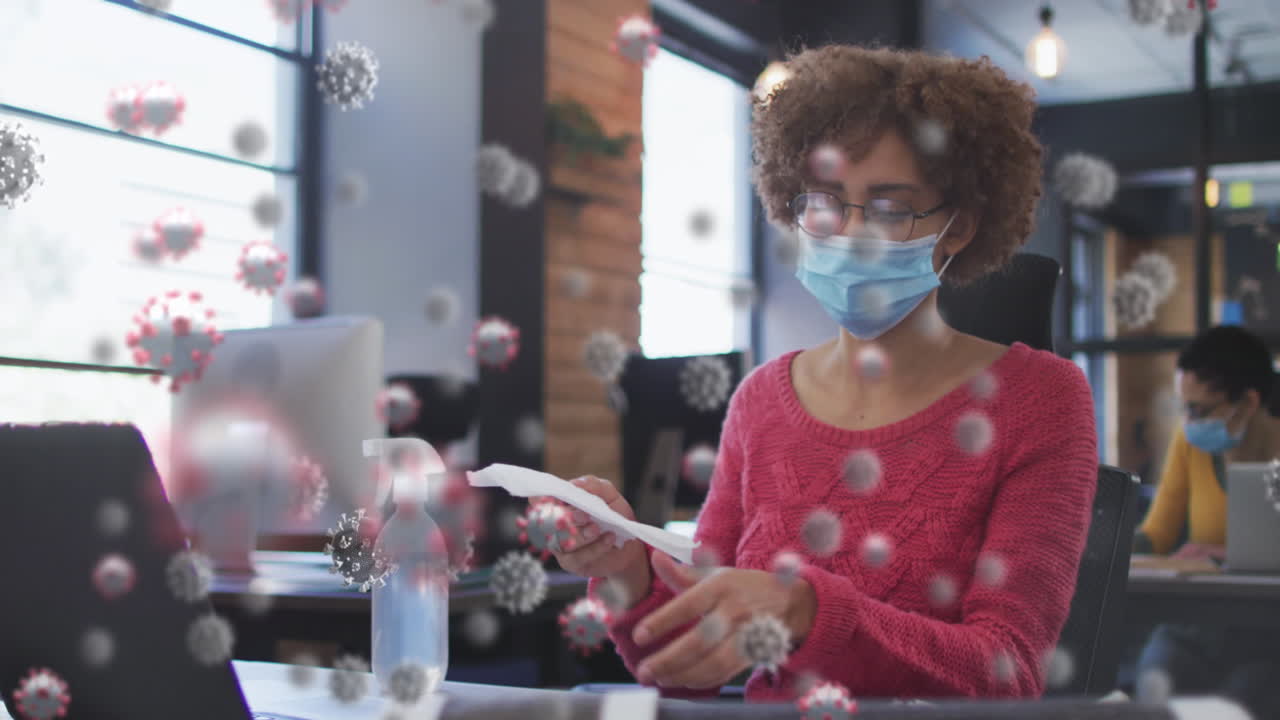 사무실에 있는 여성이 스마트폰을 소독하고, 마스크를 쓰고 있는 코로나19 세포의 애니메이션