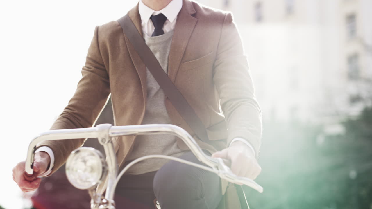 그는 도시를 여행하는 것을 얼마나 좋아합니까?