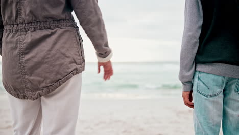 Espalda,-Playa-Y-Un-Padre-Tomado-De-La-Mano-Con-Un-Niño