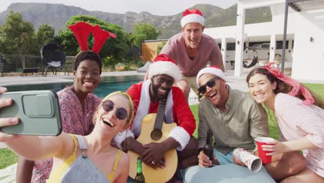 Feliz-Grupo-De-Amigos-Diversos-Tomándose-Selfie-En-La-Fiesta-De-Navidad-En-El-Jardín