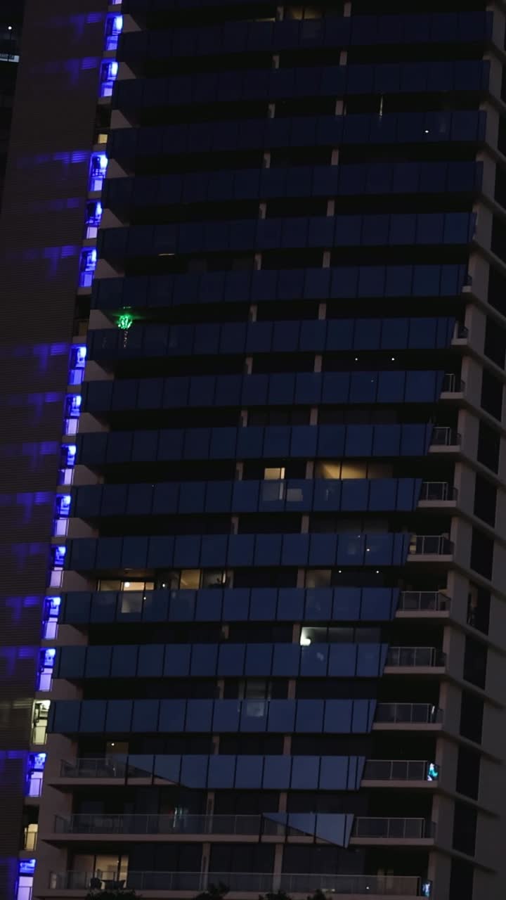 vista nocturna de la fachada de un edificio iluminado