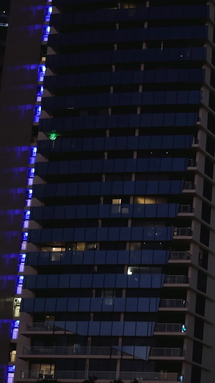 Vista notturna di una facciata di edificio illuminata