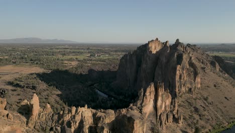 Luftaufnahme,-Die-Weg-Von-Smith-Rock-Nahe-Sonnenuntergang-Fliegt