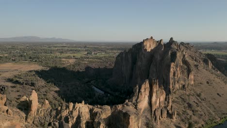 vista aérea volando lejos de smith rock cerca del atardecer