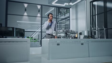 ingeniero hablando por teléfono en una oficina industrial moderna