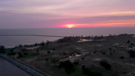 Ein-Sonnenuntergang-In-Pink-Und-Orange-über-North-Muskegon-In-Michigan