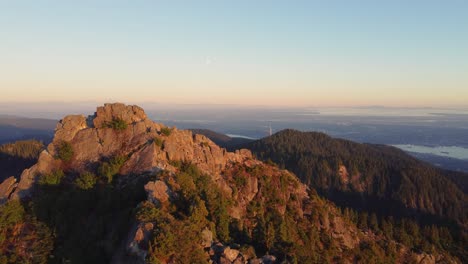 Sonnenuntergang-Felsige-Berglandschaft-Luftbild-Enthüllt-Vancouver-City-Vom-Crown-Mountain-Canada-BC---Drohnenaufnahme-4k