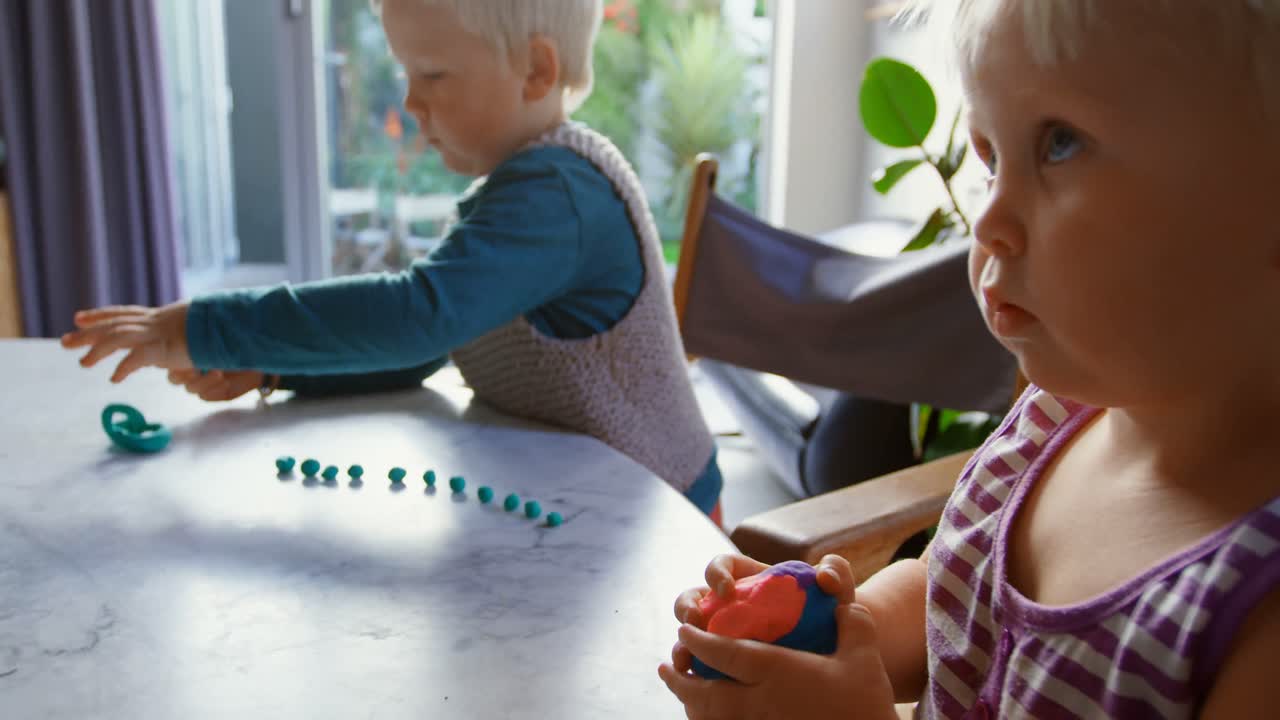 Kinder spielen mit Knete in einem gemütlichen Zuhause 4k