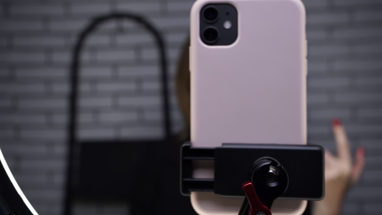 블로거 소녀가 팔로워들과 대화하는 비디오