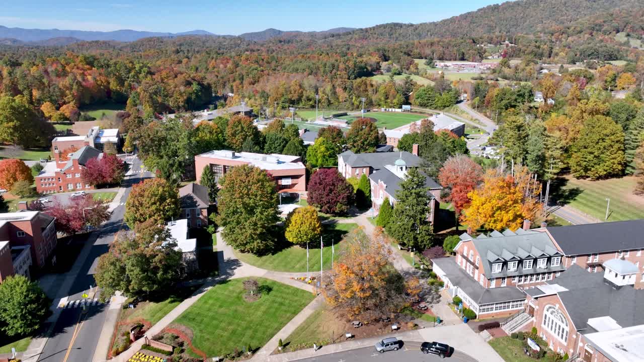 가을에 화성 힐 대학교 항공기