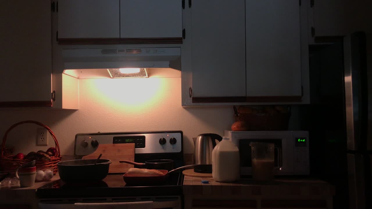 빈 클래식 미국 스타일의 부, 아침 식사를 준비하고 스토브에 는 물