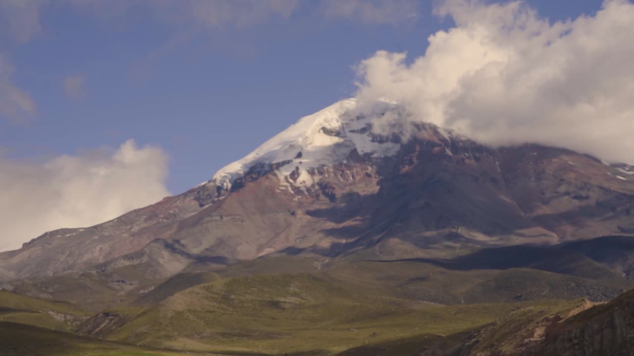 montaña estratovolcánica chimborazo en ecuador con pico cubierto de nieve y horizonte nublado