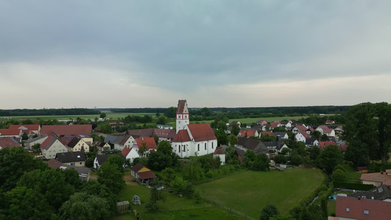 encima de la iglesia y las casas de un pequeño municipio en alemania, aero