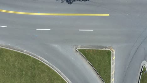 exhibición de autos tiro cenital en estacionamiento