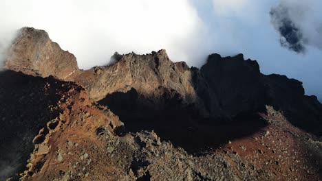 imágenes de drones de las montañas de la cumbre de piton des neiges en la isla de la reunión