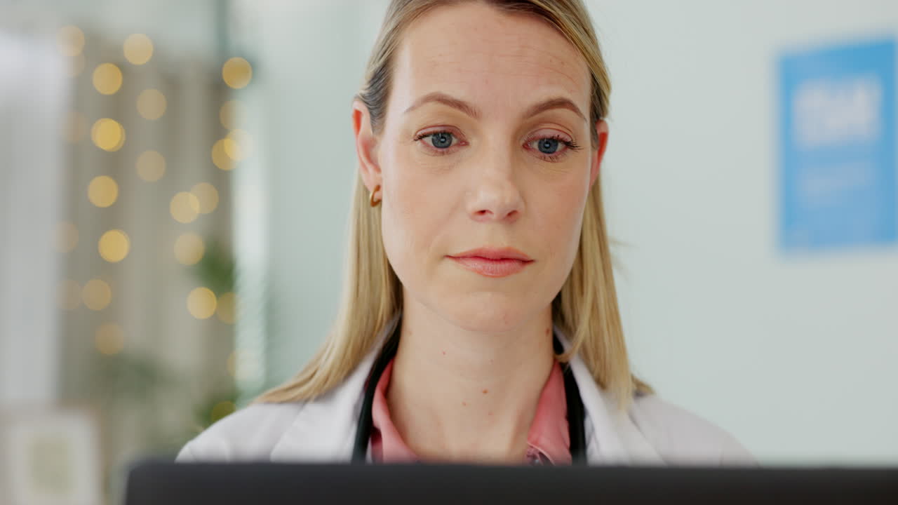 Medico che legge ricerca sanitaria al computer