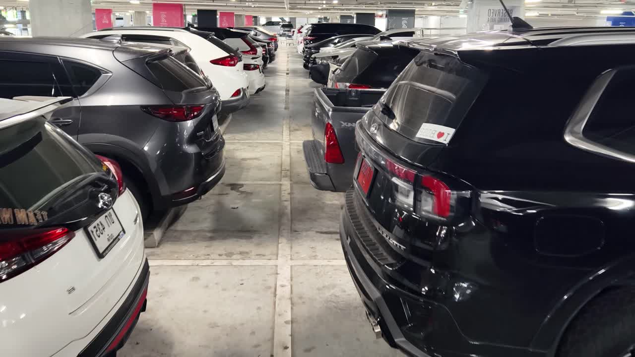 interior del garaje de estacionamiento