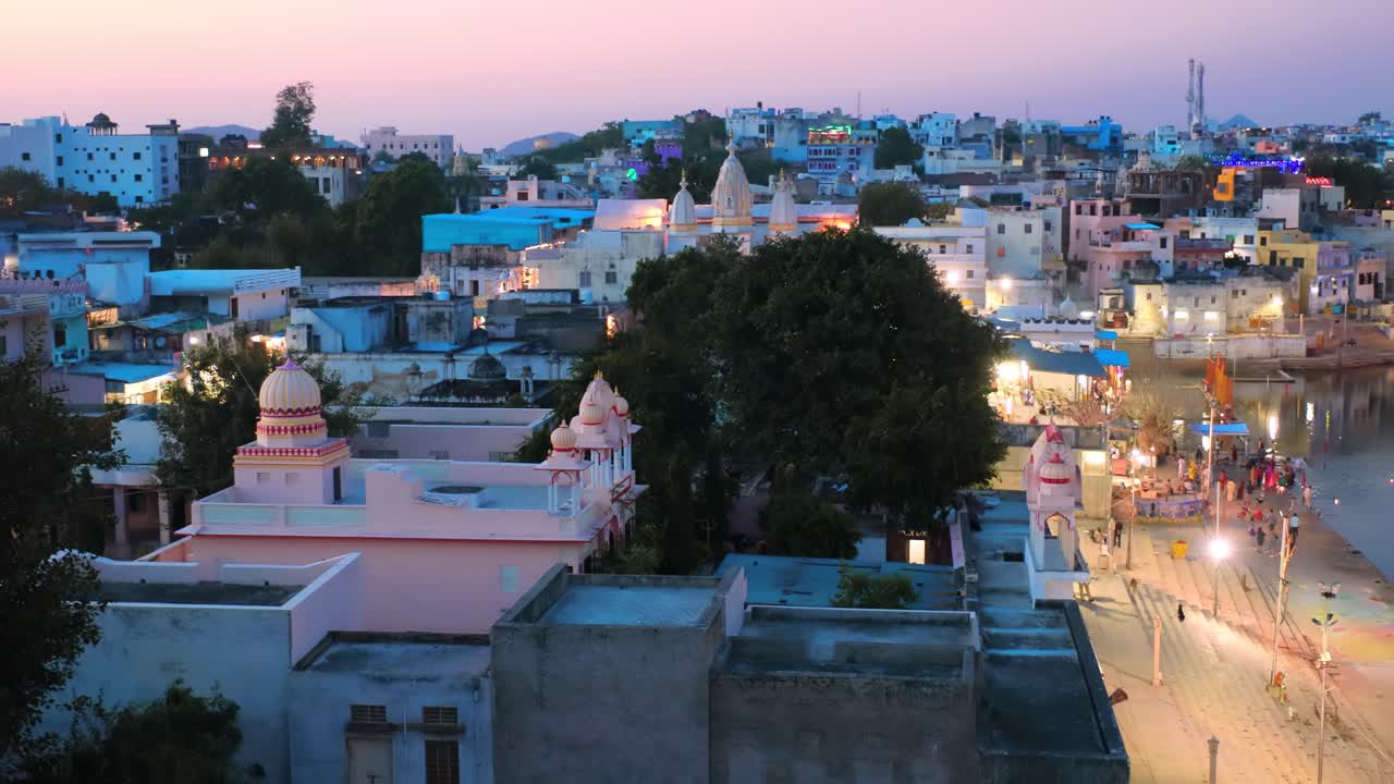 pushkar es una ciudad en el distrito de ajmer en el estado indio de rajasthan. es un lugar de peregrinación para hindúes y sikhs. pushkar tiene muchos templos. rajasthan india.