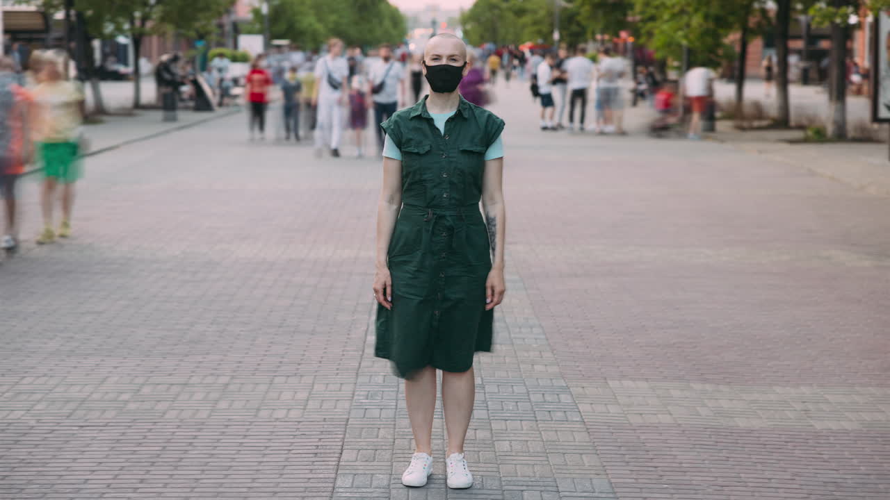 도시 거리에서 마스크를 입은 여자