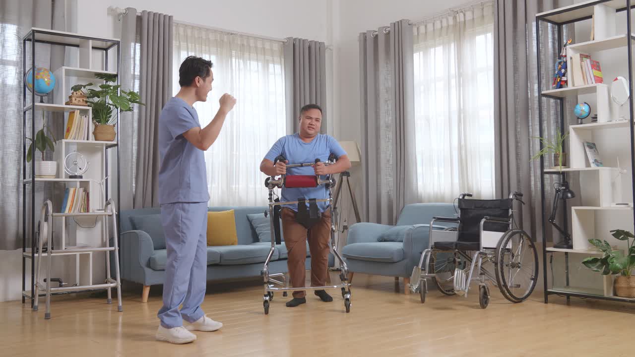 아시안 남성 간호사의 몸이 가득 차 있습니다. 집에서 물리 치료를 하는 동안 혼자 고 손을 들고 환자에게 손짓을 하고 있습니다.