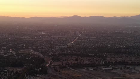 Toma-Aérea-De-Atardecer-En-Santiago-De-Chile