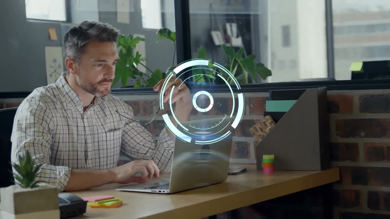 animación del escaneo del alcance sobre el hombre de negocios que usa la computadora en la oficina