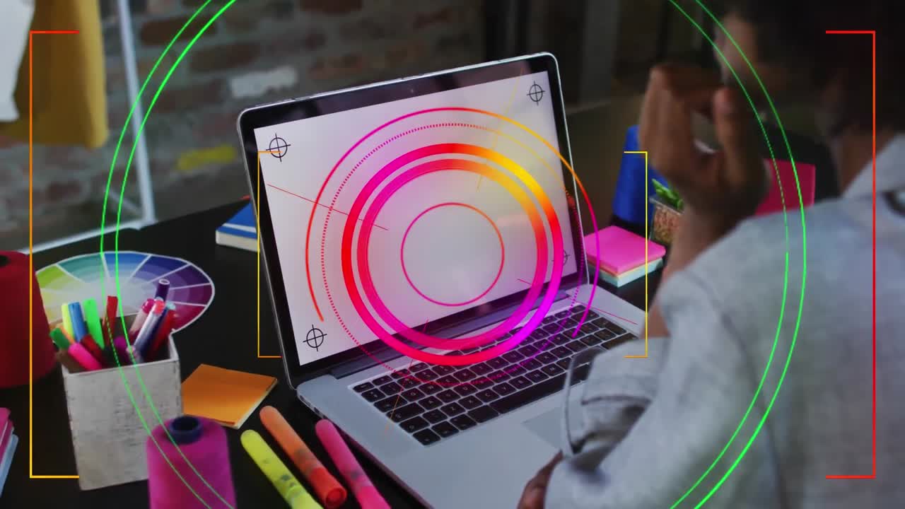 animación de escaneo de alcance sobre una mujer de negocios afroamericana usando una computadora portátil con espacio de copia.