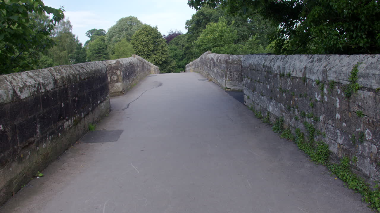 Vidvinkelbilde som viser Devils Bridge ved Kirkby Lonsdale, North Yorkshire.