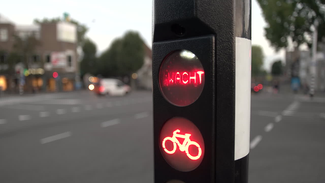 semáforo de bicicleta led rojo en la calle en el centro de la ciudad de gouda, países bajos