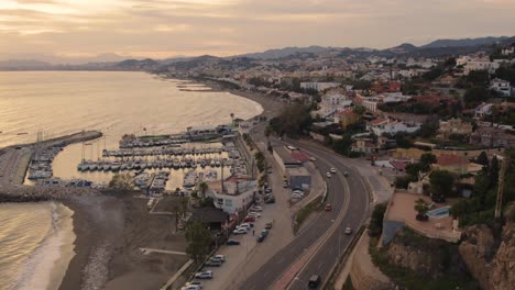 Luftaufnahme-Des-Geschäftigen-Treibens-Am-Hafen-Mit-Belebter-Straße-Bei-Sonnenuntergang