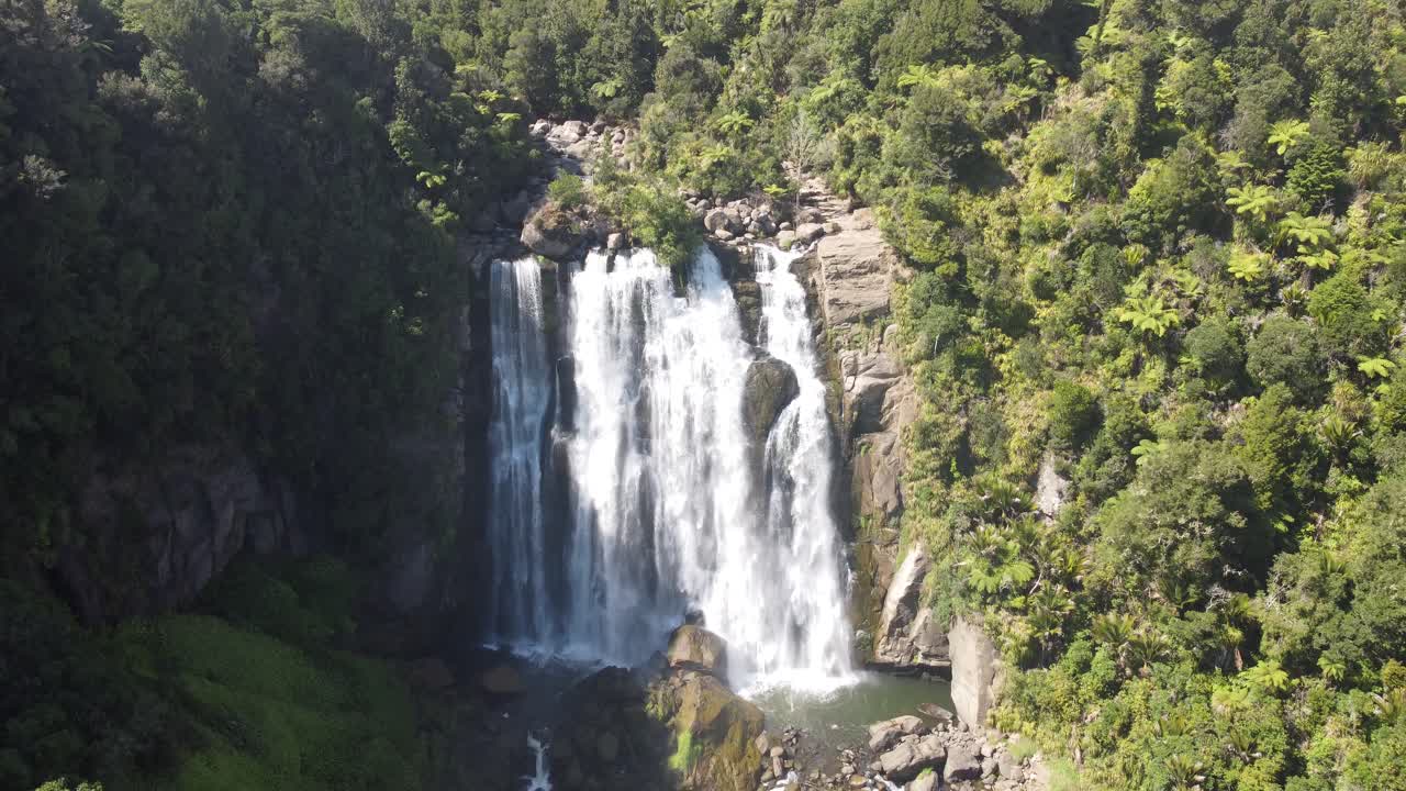 Cascata na floresta nativa da Nova Zelândia, filmagem de drone 4K