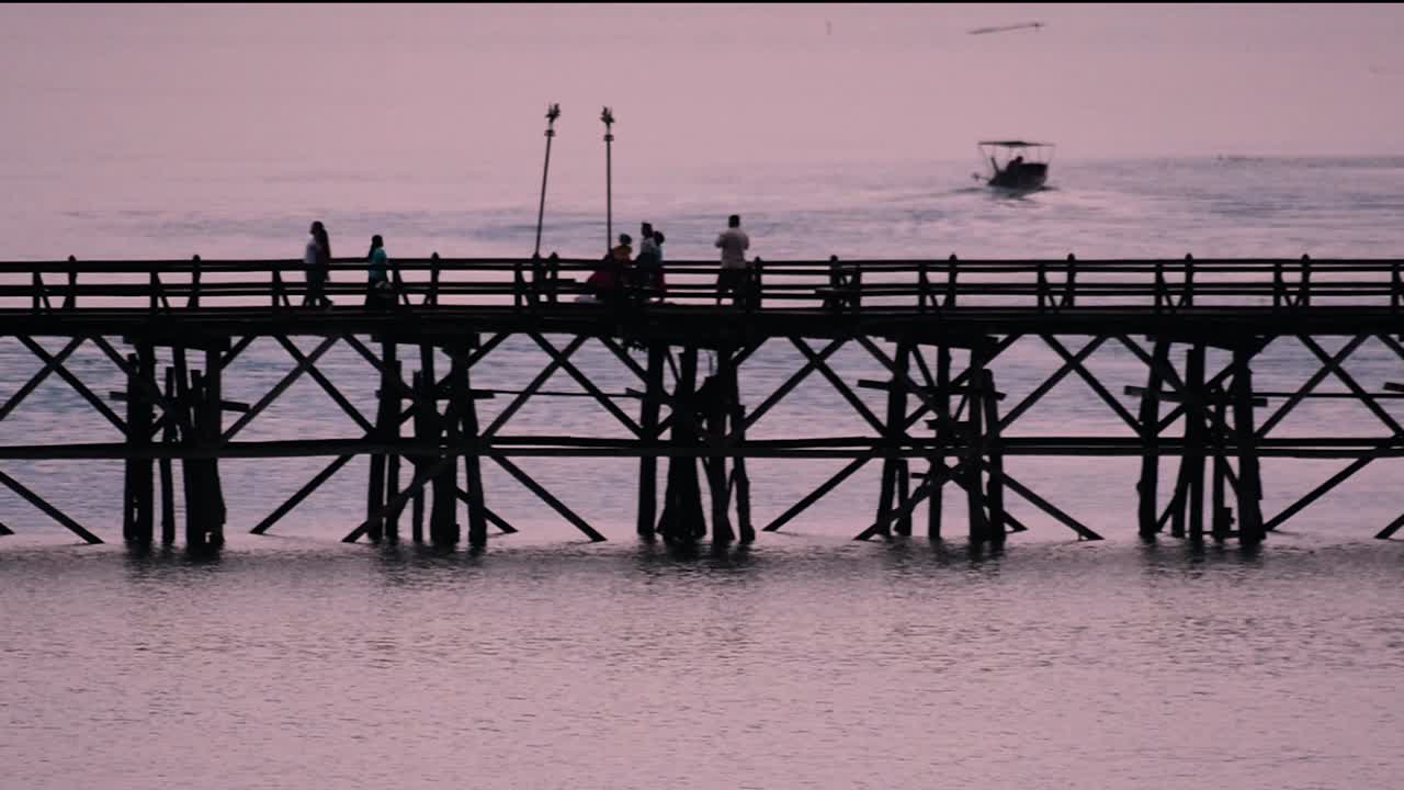 몬 다리는 태국 상클라에 위치한 오래된 목조 다리입니다.