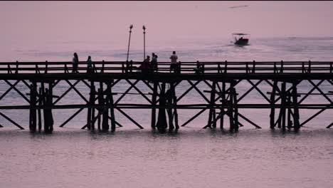 Die-Mon-brücke-Ist-Eine-Alte-Holzbrücke-In-Sangkla,-Thailand