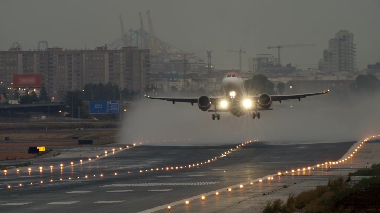 Jet che decolla dalla pista al tramonto