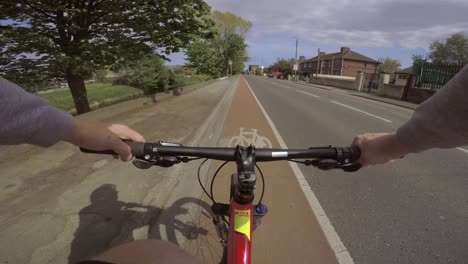 POV-Radfahren-Auf-Dem-Radweg-In-Einer-Ruhigen-Straße-In-Dublin-Chest-Mount