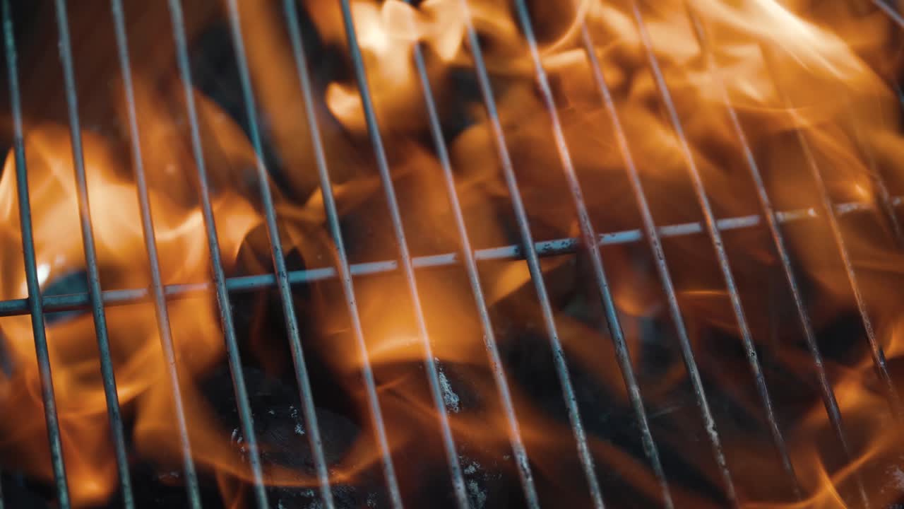 그릴에 불 불꽃의 클로즈업