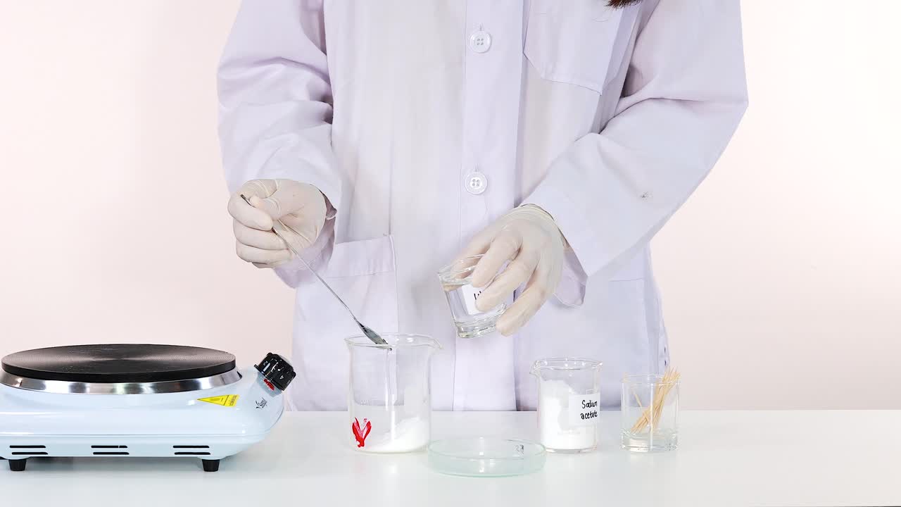 실험실 환경에서 나트 아세테트 결정화를 보여주는