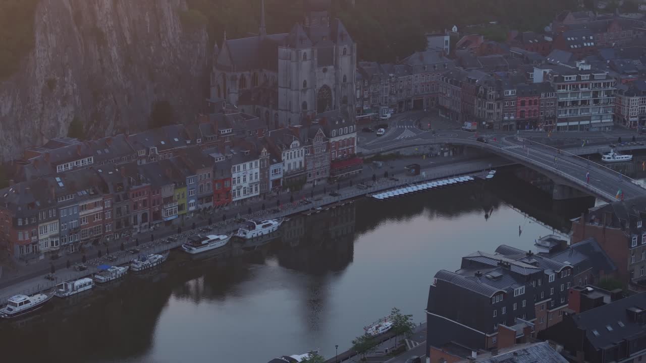 Vista aerea di Dinant sulla città, cittadella, barca, che cattura un'ampia scena panoramica in Belgio
