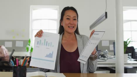 mujer de negocios asiática feliz haciendo una videollamada en la oficina