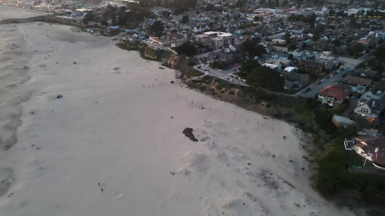 4k 고해상도로 촬영된 일몰 시 모래 위의 산타 크루즈 캘리포니아의 공중 전망