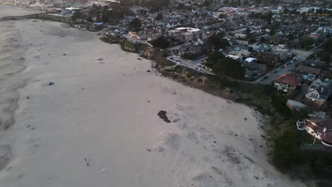 vista aérea de santa cruz california sobre la arena al atardecer en alta resolución 4k