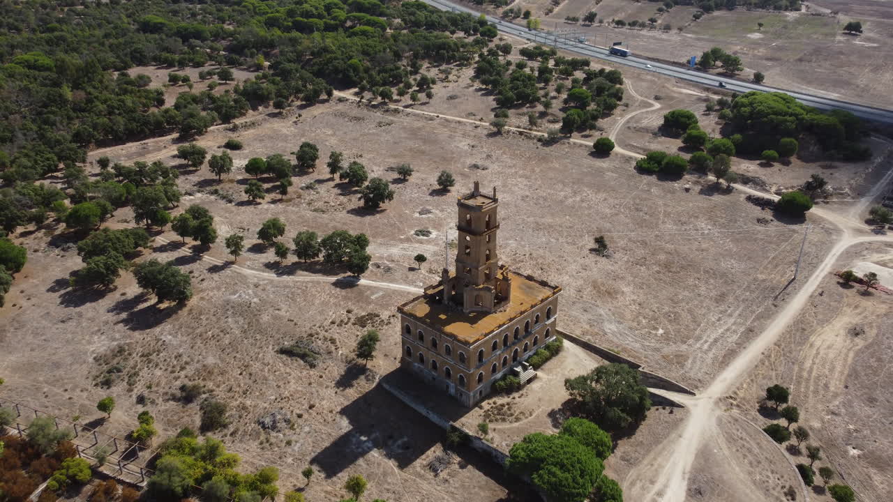 toma aérea de arriba hacia abajo que muestra la antigua decadencia y el castillo del palacio oxidado en portugal en una zona seca