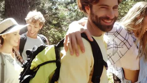 Jóvenes-Amigos-En-Una-Caminata