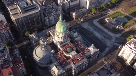 Vista-Aérea-Giratoria-Sobre-El-Edificio-Histórico-Del-Palacio-Del-Congreso-Nacional-Argentino,-Buenos-Aires,-Argentina