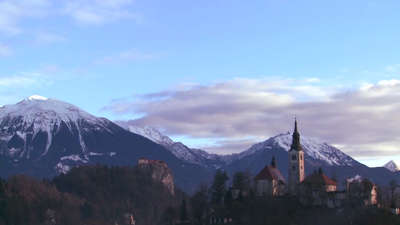 슬로베니아 블레드 호수의 작은 섬에 교회가 서 있다 1
