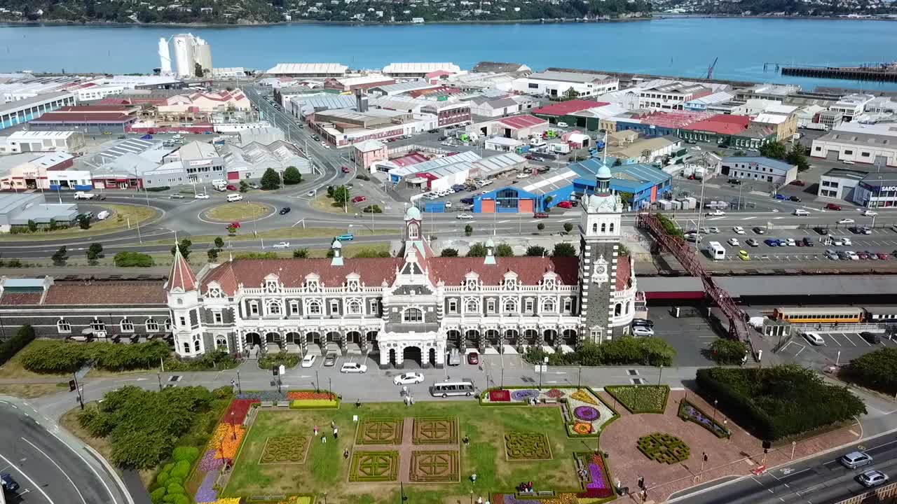 뉴질랜드 더니든의 유서 깊은 기차역의 드론 뷰