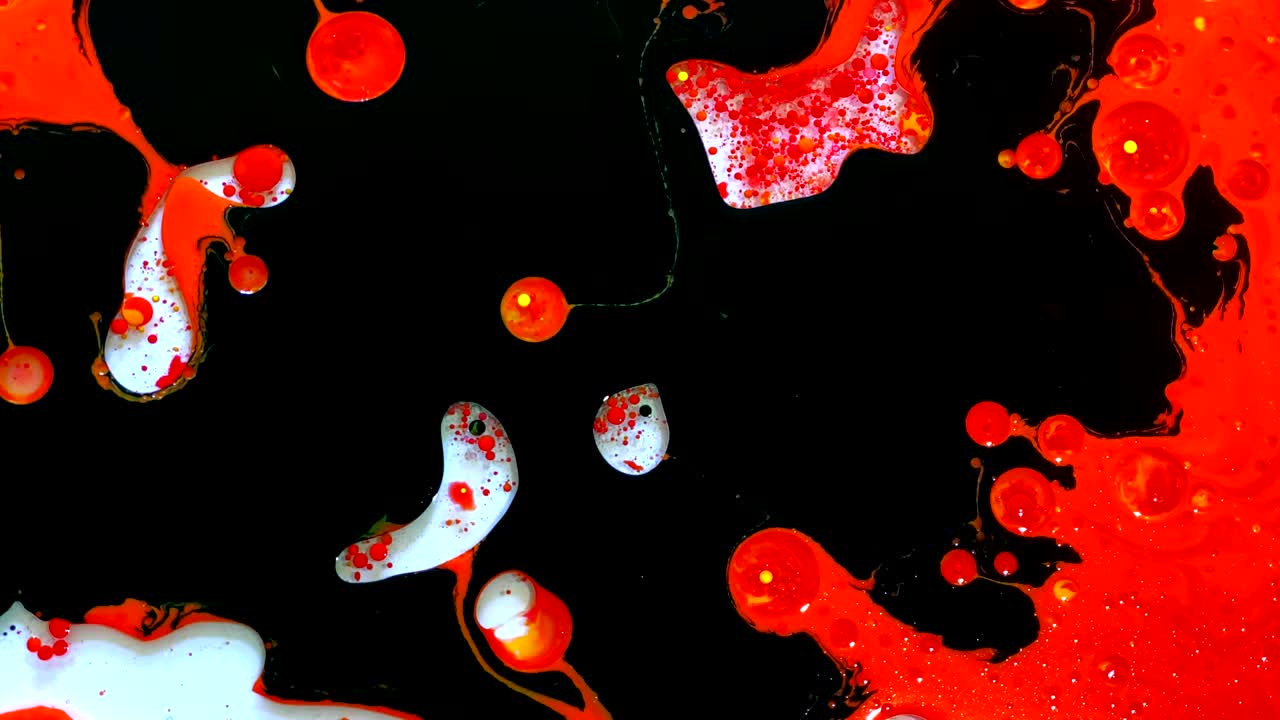 오일로 물에 검은색과 오렌지색 수채화 잉크. 미래의 트렌드 배경.