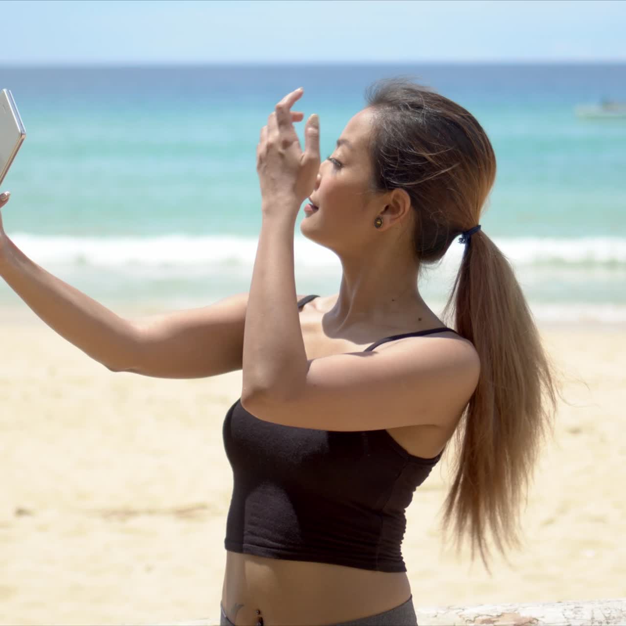 Sportiva che si scatta un selfie in spiaggia